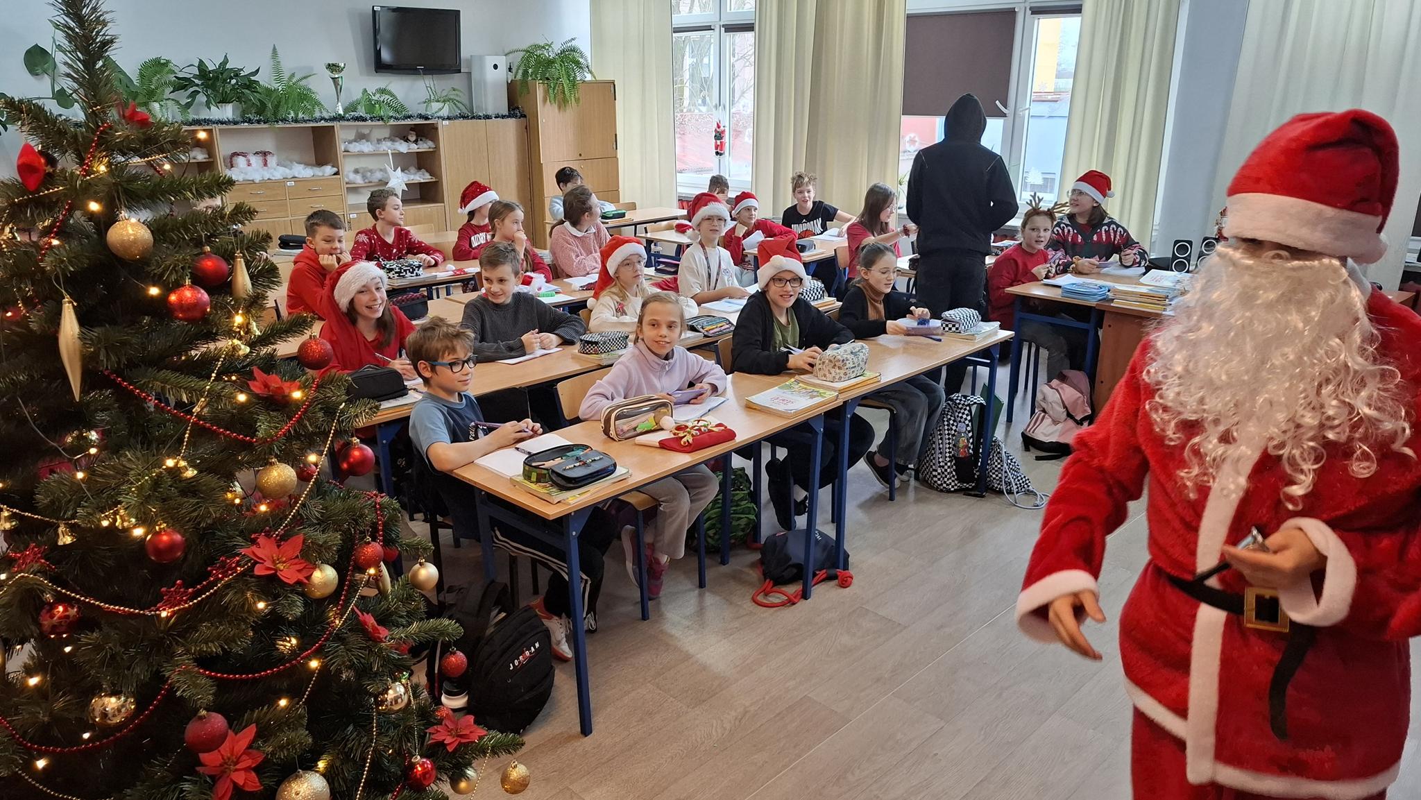 ODWIEDZINY MIKOŁAJA W SZKOLE PODSTAWOWEJ NR 16