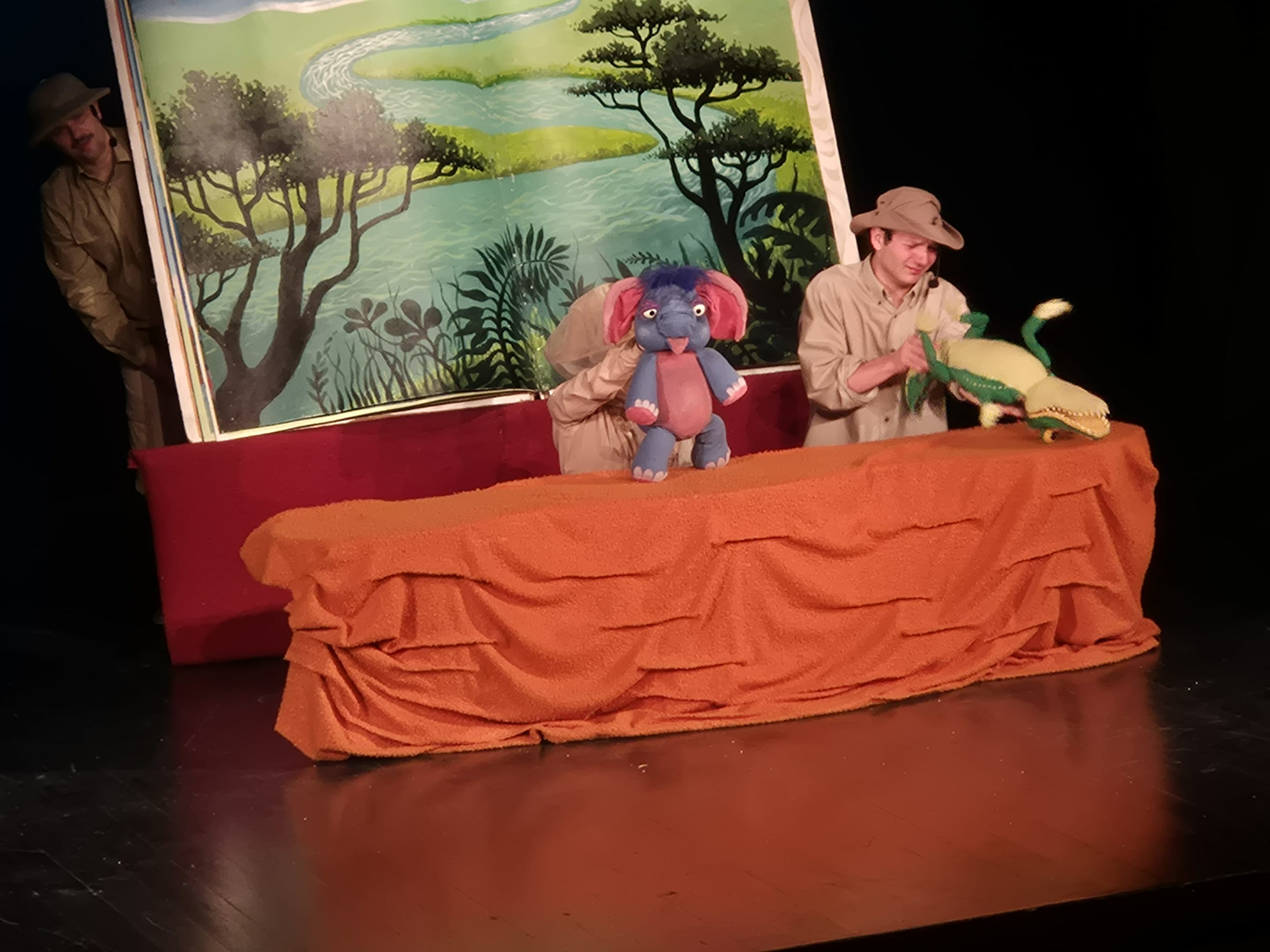 ZAJĄCZKI I PANDY ODKRYWAJĄ MAGIĘ TEATRU